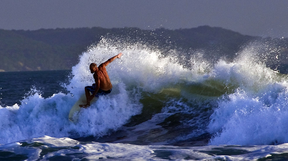 Surfing Na Bali
